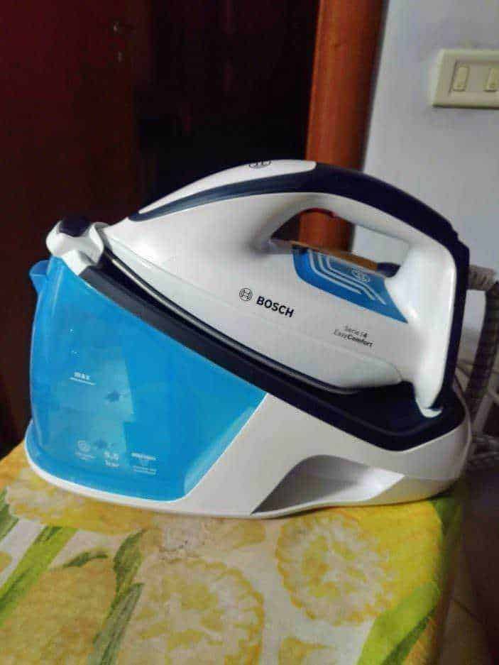 Strumento per stirare vestiti Bosch, ferro da stiro con caldaia a vapore, elettrodomestico per il bucato, dispositivo di vaporizzazione per vestiti, apparecchio da cucina elegante e compatto.