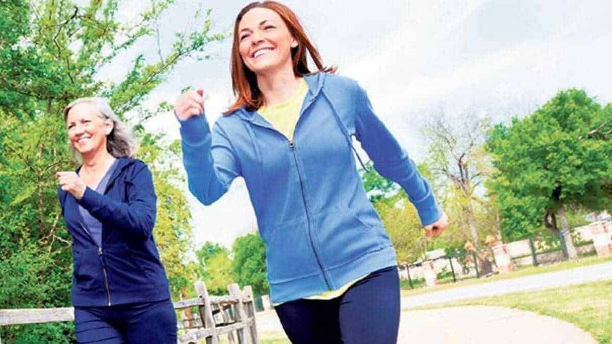 Passeggiate all'aperto in natura per salute e benessere, donne felici che corrono sorridenti, attività fisica, fitness, stile di vita salutare.