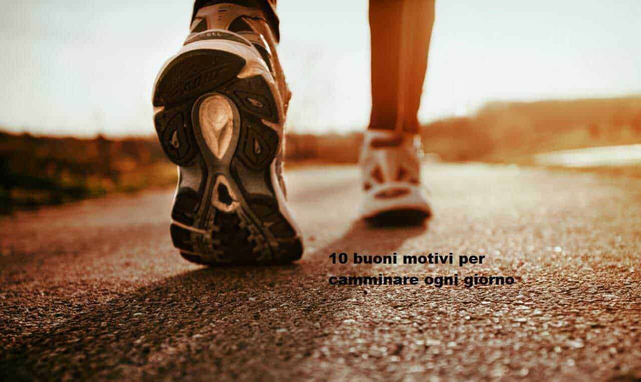 Camminata all'aperto su sentiero in natura, scarpe da trekking in primo piano, luce del tramonto, motivazione e benessere, attività fisica quotidiana, salute e fitness, stile di vita attivo, passeggiata, outdoor fitness, benefici dell'esercizio.
