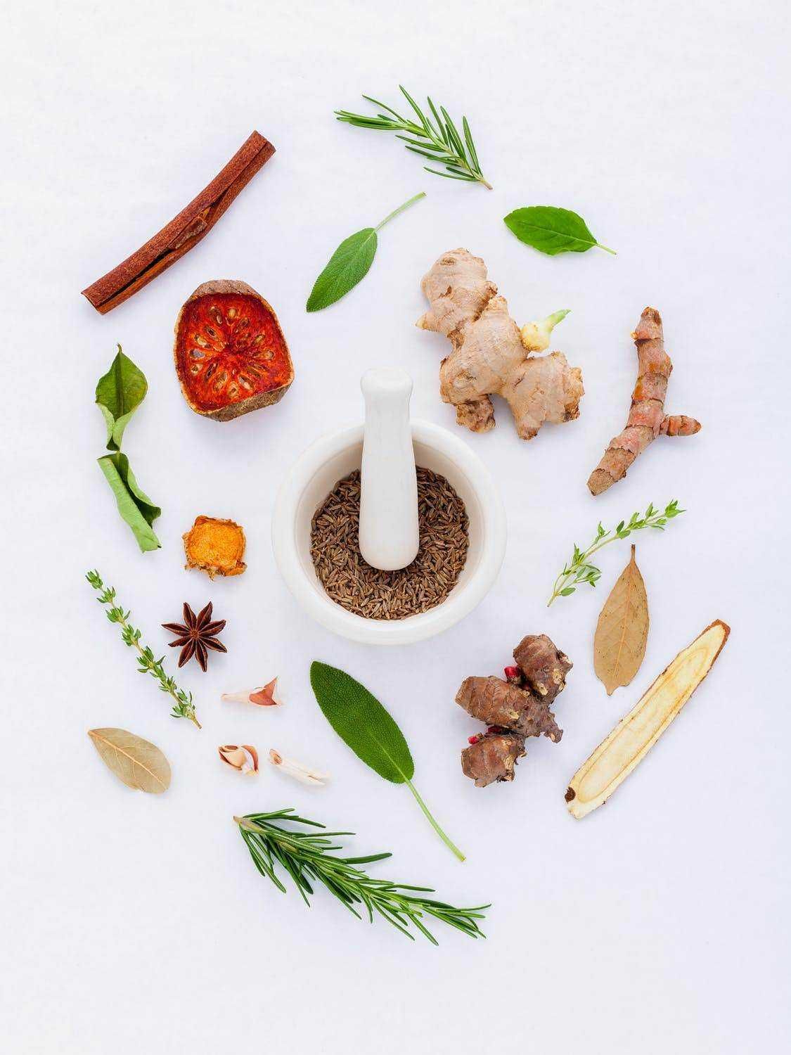 Fiore di camomilla, zenzero, timo, alloro, cannella, paprika, curcuma, semi di cumino, noce moscata, star of anise, radice di zenzero e scaglie di zenzero, ideali per ricette di cucina e tisane salutari.