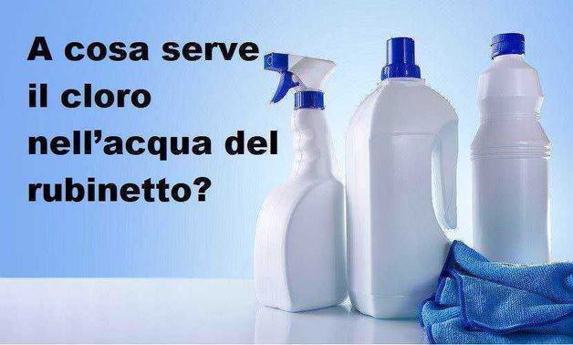 A cosa serve il cloro nell’acqua potabile del rubinetto 3 Detersivo per lavandino e rubinetto con bottiglie di prodotti per pulizia e panno in microfibra, evidenziando l'uso del cloro nell'acqua del rubinetto per sanificazione e igiene domestica.