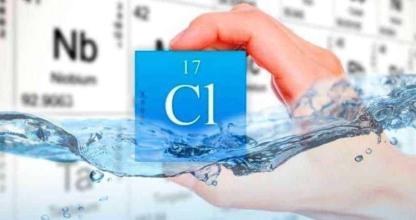 Cloro nell'acqua del rubinetto: Algorismo dell'elemento chimico Cl, con laboratorio di chimica sullo sfondo, simbolo di cloro, in acqua, per l'importanza della chimica e salubrità.