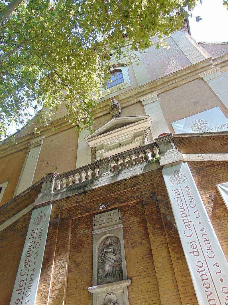 Antico edificio storico con fontana e statue, ambiente culturale e artistico, vicino a Palazzo della Cappella dei Cappuccini a Palermo.