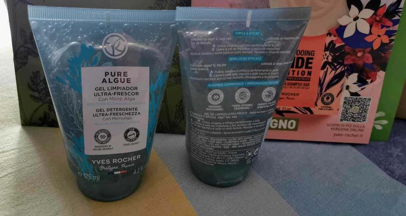 Come prendersi cura della pelle in estate 3 Algue purissima Yves Rocher, gel detergente ultra-fresco con microalga, per una pulizia delicata e senza solfati, ideale per la cura della pelle. Packaging attento all'ambiente e ingredienti naturali.