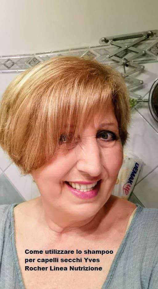 Come utilizzare lo shampoo per capelli secchi Yves Rocher. Shampoo per capelli secchi, donna con taglio di capelli corto e colorato, tutorial su come utilizzarlo, consigli per la cura dei capelli secchi, Yves Rocher Linea Nutrizione, routine di bellezza capelli.