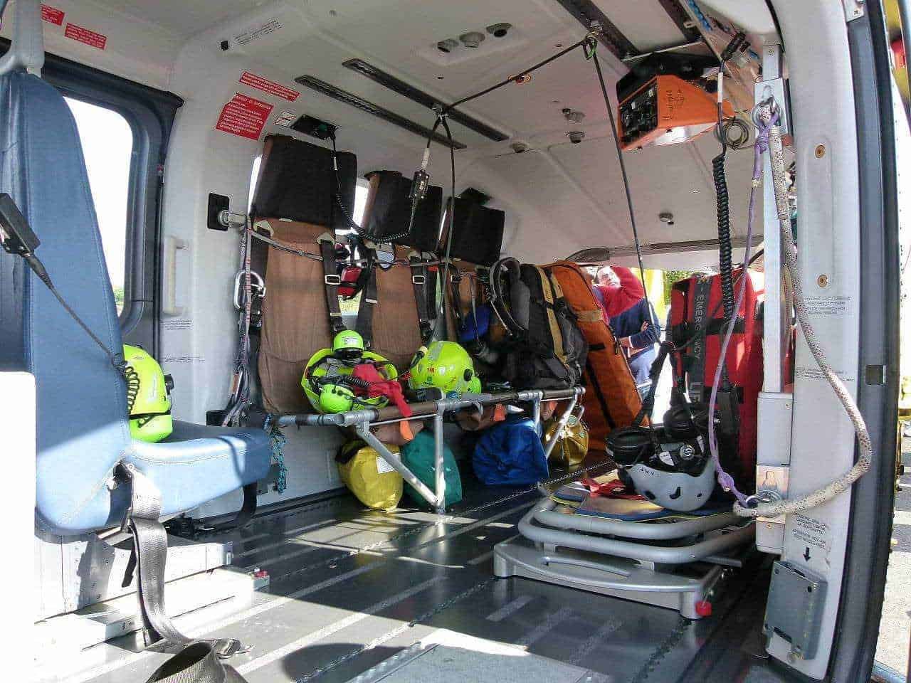 Casco di un'ambulanza con attrezzature di emergenza, caschi, zaini e dispositivi di sicurezza pronti per il soccorso in un'ambulanza.