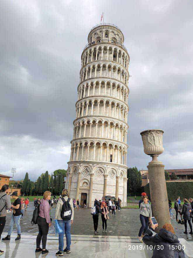 Pisa torre pendente con turisti, attrazione turistica famosa in Italia, che attira visitatori da tutto il mondo. La Torre di Pisa è simbolo storico e architettonico, parte del complesso Piazza dei Miracoli.