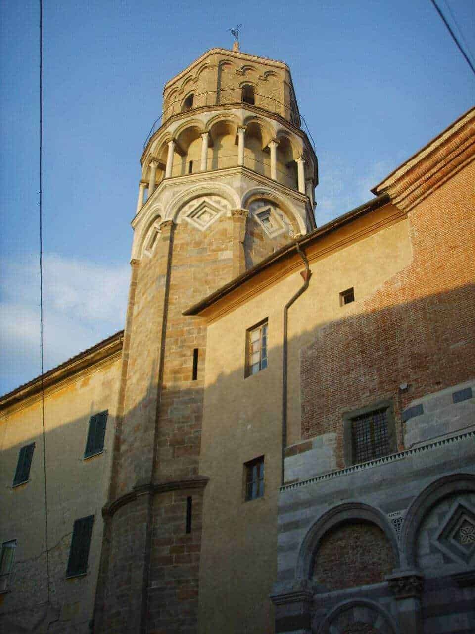 Torri e architettura storica nel centro di Ferrara, famosa per il suo patrimonio artistico e culturale. Un esempio di architettura rinascimentale con dettagli decorativi e strutturali distintivi.