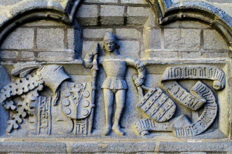 Stemma araldico medievale, simbolismo, origine e significato 2 Stemma araldico medievale con simboli e figure sullo scudo