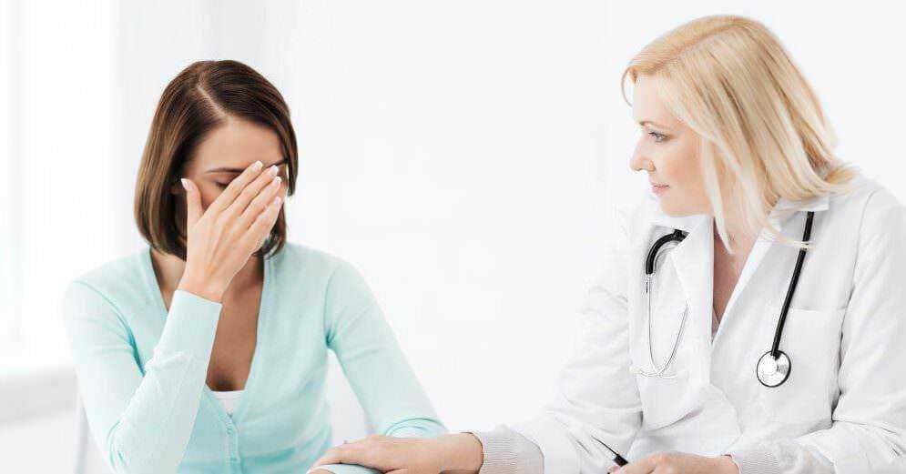 Dolore femminile alla testa e consulto medico, donna con dolore di testa e medico che ascolta durante una visita medica, assistenza sanitaria, salute donna e benessere.