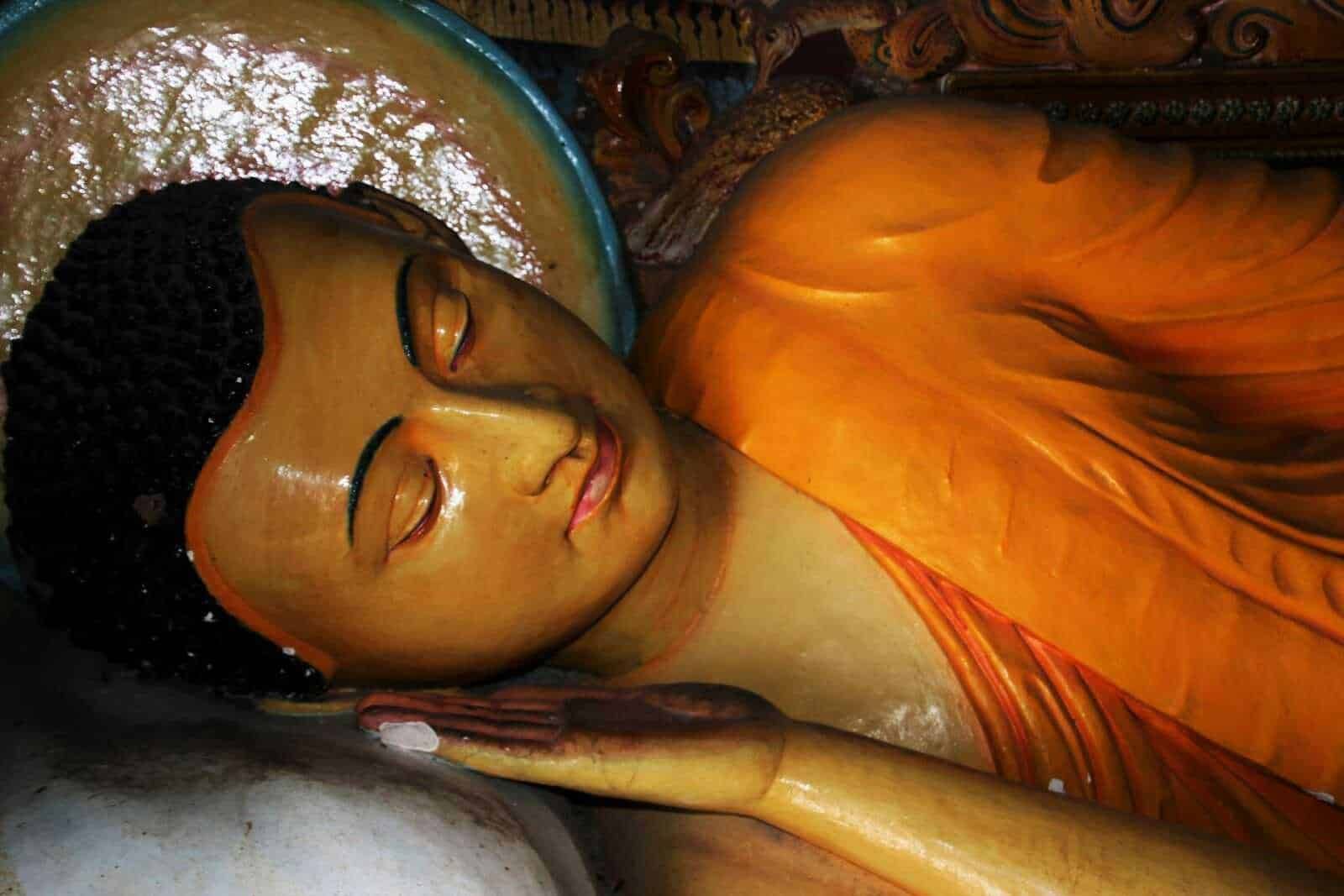 Riproduzione di una statua di Buddha sdraiato con dettagli in oro e colori caldi, simbolo di pace e meditazione. Perfetta per ispirare tranquillità e spiritualità nelle immagini del blog Appunti Sul Blog.