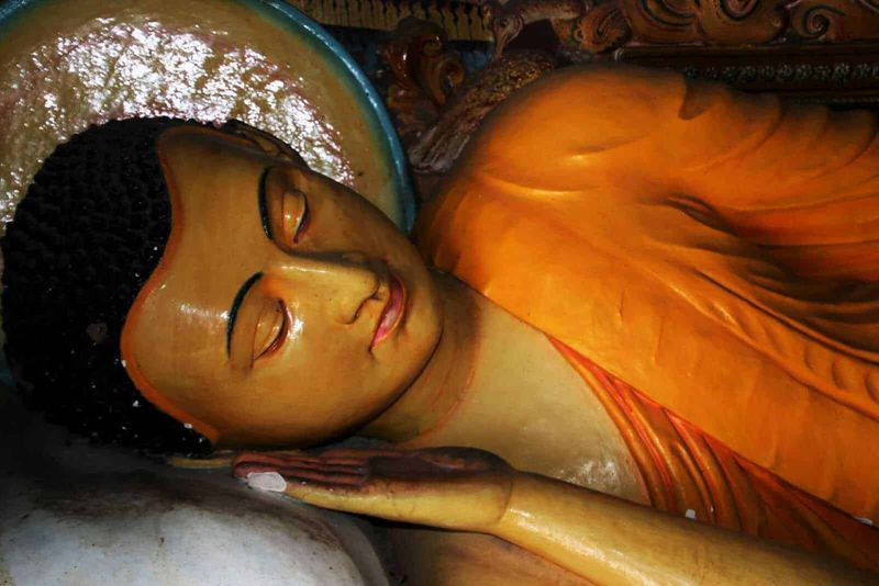 A cosa servono le sopracciglia, 5 ruoli importanti 6 Riproduzione di una statua di Buddha sdraiato con dettagli in oro e colori caldi, simbolo di pace e meditazione. Perfetta per ispirare tranquillità e spiritualità nelle immagini del blog Appunti Sul Blog.