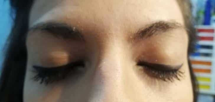 Spesso occhi chiusi, fascino, dettagli occhi, trucco occhi, look naturale, truccatura occhi, bellezza femminile, cura del viso, make-up occhi, appunti sul blog, moda e bellezza, stile personale, estetica naturale.
