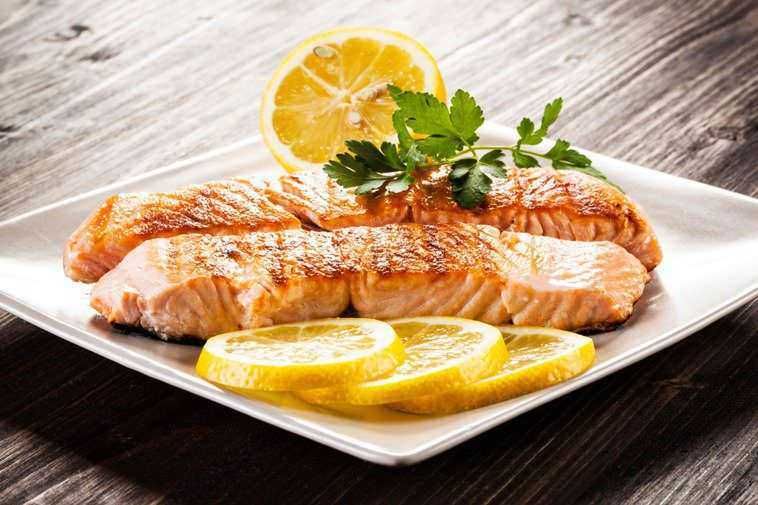 Cibi che fanno bene ai capelli in estate e altri consigli per averli sani 3 File name: salmone-grigliato-con-limone-e-prezzemolo.jpg.