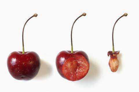Una ciliegia rossa fresca con picciolo, perfetta per ricette e snacks salutari.