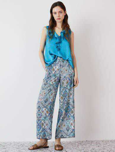 Come abbinare i pantaloni fantasia negli outfit 4 Pantaloni fantasia astratta