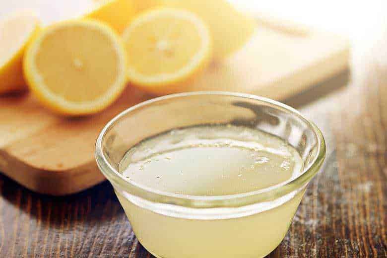 Lemonade fresca fatta in casa con limoni spremuti, ideale per rinfrescarsi durante le calde giornate estive. Ricetta semplice e sana per una bevanda naturale e dissetante.