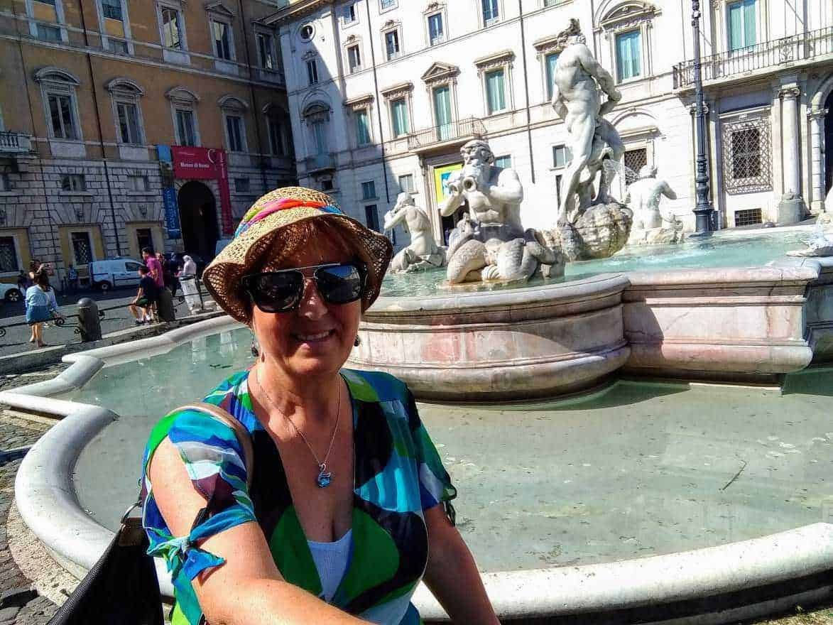 Cappello da donna scelto in base alle proporzioni della figura