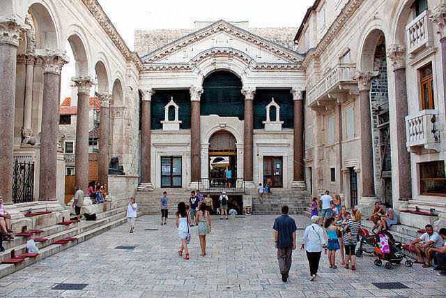 Terme di Diocleziano a Roma, esempio di architettura classica con aperture ad arco