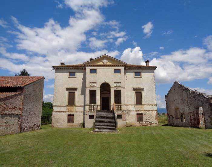 Antica villa rustica con architettura storica in campagna, immersa nella natura e perfetta per turismo storico e culturale in Toscana.