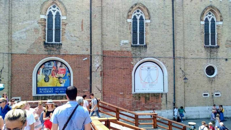 Finestra palladiana ad arco: storia, caratteristiche e origini 2 Finestra palladiana o finestra veneziana con arco centrale e aperture laterali