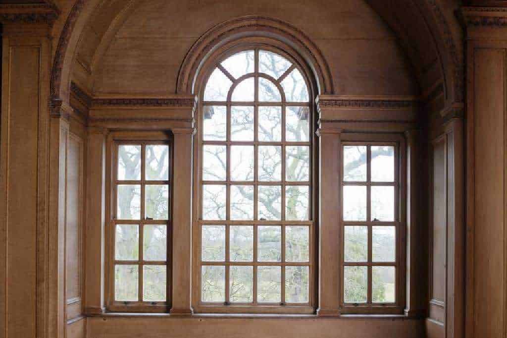 Finestra palladiana ad arco elegante e formale