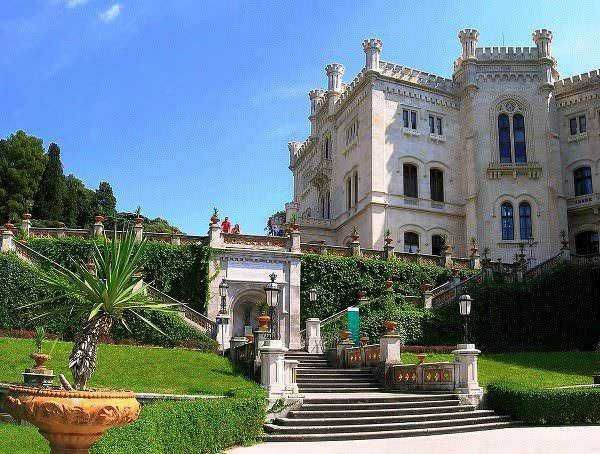 Balcone in stile classico su edificio storico con pietra e mura dipinte, evidenziando architettura tradizionale italiana e dettagli decorativi, ideale per appunti su design edilizio e patrimonio culturale.