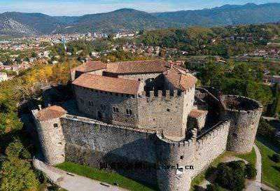 Vettore di mappe turistiche del Nord Italia con città, montagne e punti di interesse rilevanti.