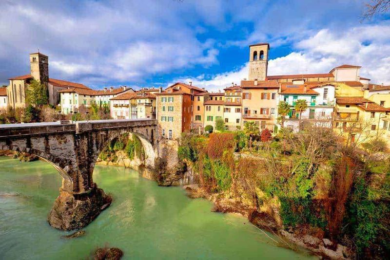 Friuli Venezia Giulia tour nei borghi e province della terra di confine 18 Piastra commemorativa Italia 1947-2004, simbolo di unità e memoria storica, situata su lastra di pietra mista a ciottoli, rappresenta un punto di riferimento culturale e storico in Italia.
