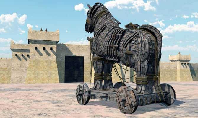 Strategia greca: Sculptura moderna di un cavallo in metallo su un carro, davanti a una fortezza storica.
