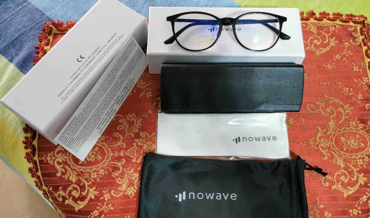 Occhiali da vista neri con custodia, scatola e accessori come nel packaging di Nowave
