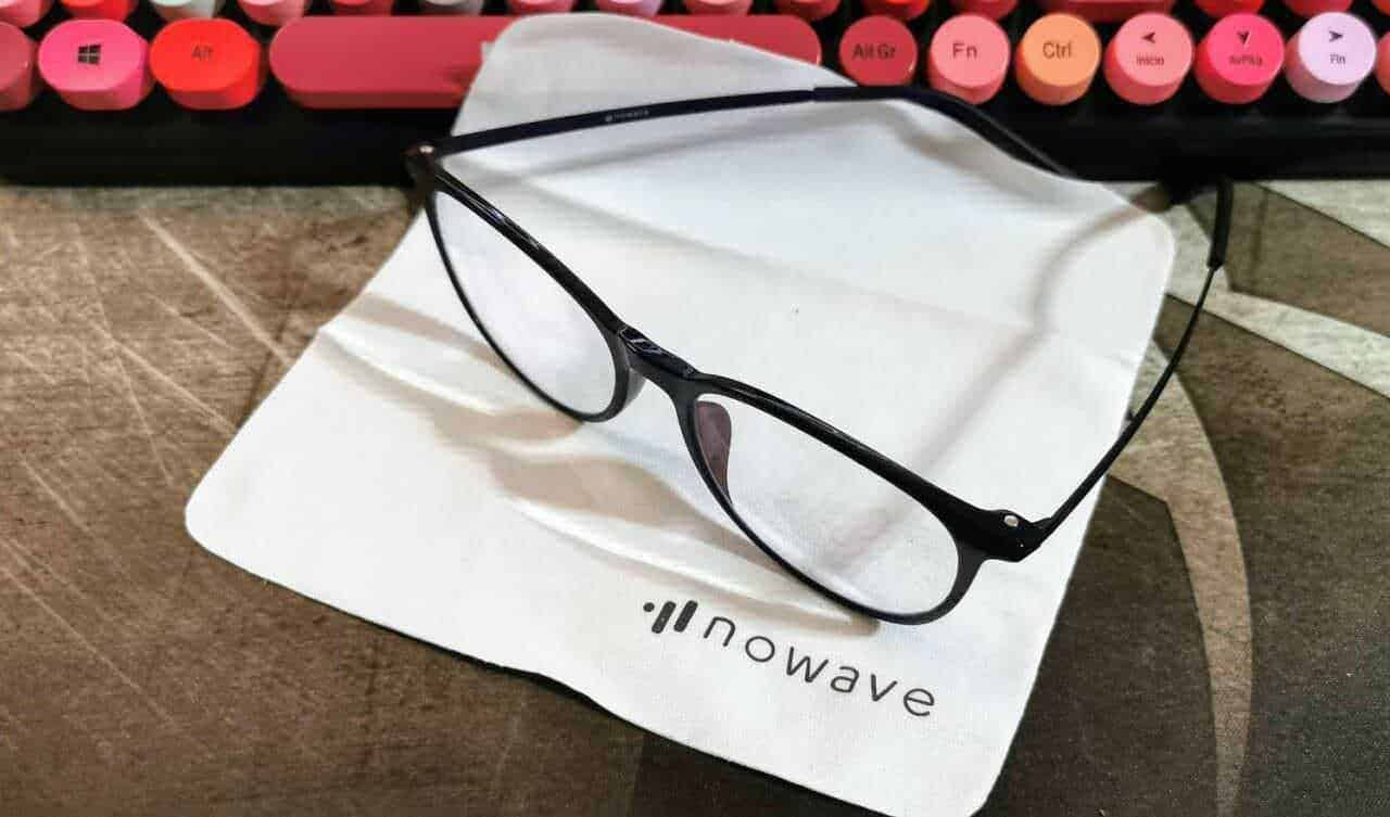 Occhiali da vista neri su portaspugnetta con logo Nowave, 