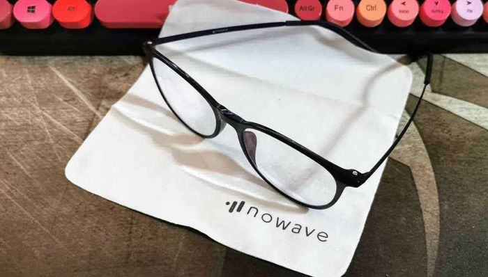 Nowave Occhiali Luce Blu: Funzionano davvero? La mia recensione dopo 30 giorni al PC 5 Occhiali da vista neri su portaspugnetta con logo Nowave,