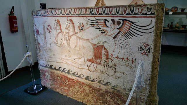 Il dio egizio dei morti, Iside, sta guidando i morti verso l’Ade