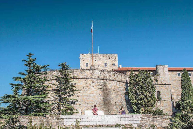 Trieste asburgica, 9 siti da raggiungere a piedi 15 Mappa dei principali luoghi di interesse a Trieste, Italia, inclusi monumenti storici, musei e piazze, per visitare i principali punti turistici e culturali della città.