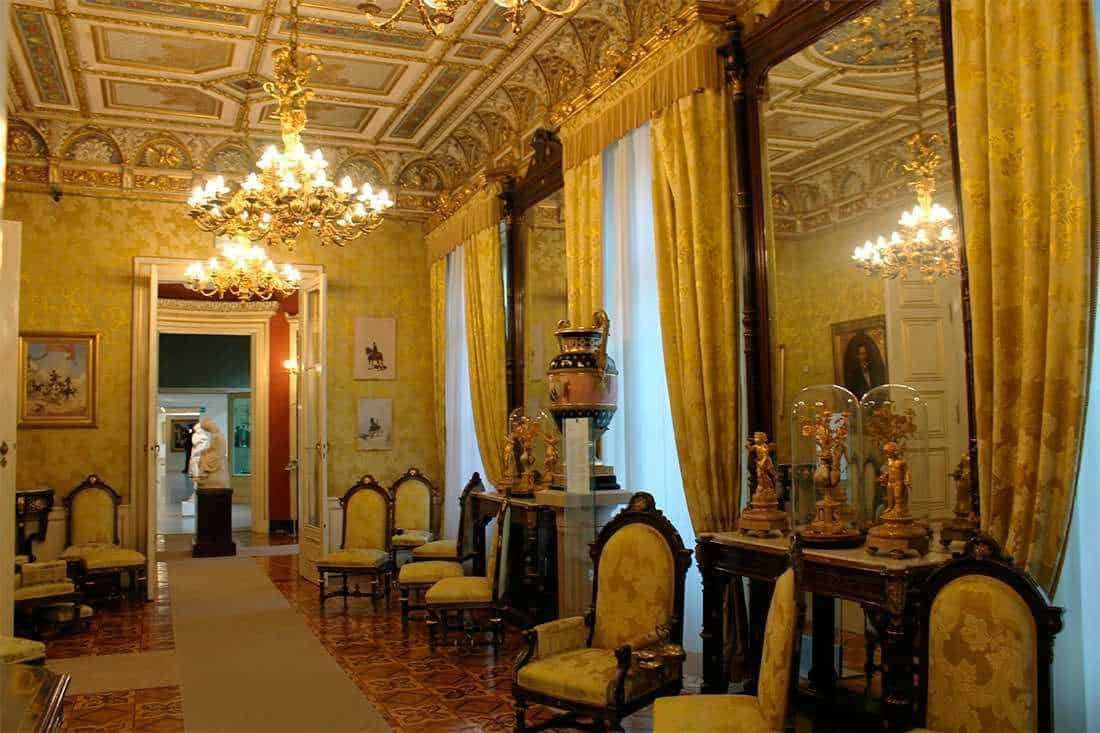 Architettura storica con galleria in vetro e attico, interni eleganti dell'edificio con negozi e orologio, ambiente raffinato e luminoso, immagini di design e decorazioni per blog di stile e architettura.