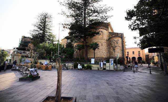 Elegante piazza di Napoli con chiesa storica, alberi e spazi pubblici, perfetta per passeggiate e relax, al centro di eventi e cultura locale. Un'icona dell'architettura e dell'urbanistica napoletana.