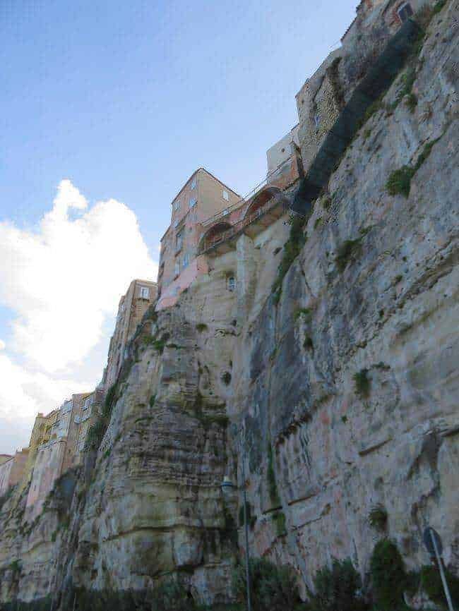 Ville su scogli, abitazioni affacciate sulla parete rocciosa, architettura unica e paesaggio suggestivo in un suggestivo scenario naturale.