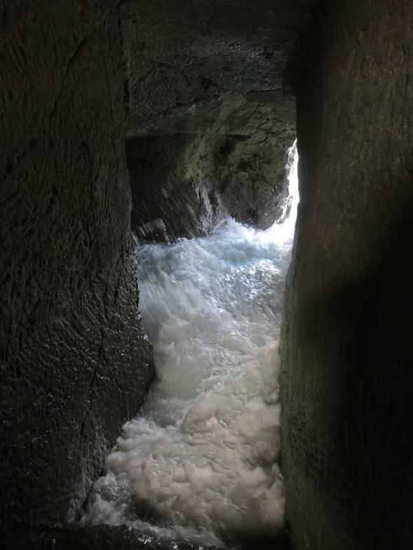 Tropea Borgo dei borghi 2021 in Calabria! 11 Acqua in rapido movimento tra pareti rocciose nella scoperta di un’antica grotta marina naturale.