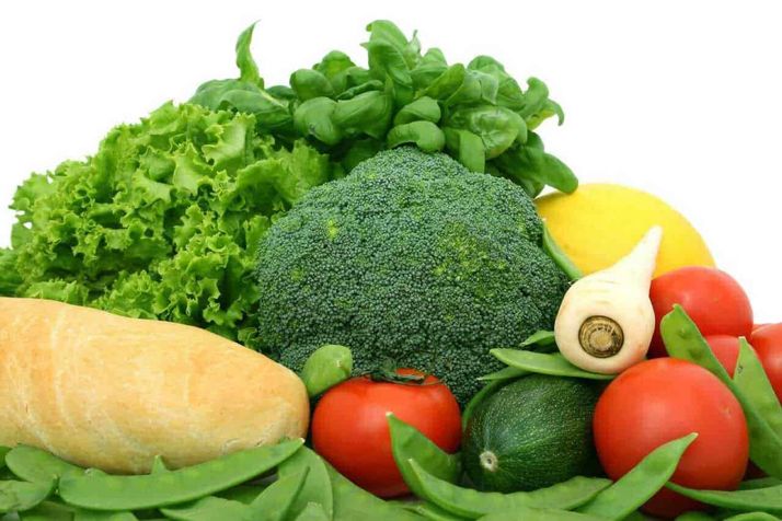 Verdure meglio cotte o crude. Quali più nutrienti? 4 Verdure fresche e colorate in cesto di legno, tra cui lattuga, cavolo riccio, ravanelli e peperoni gialli, ideale per ricette salutari e piatti vegetariani di qualità.