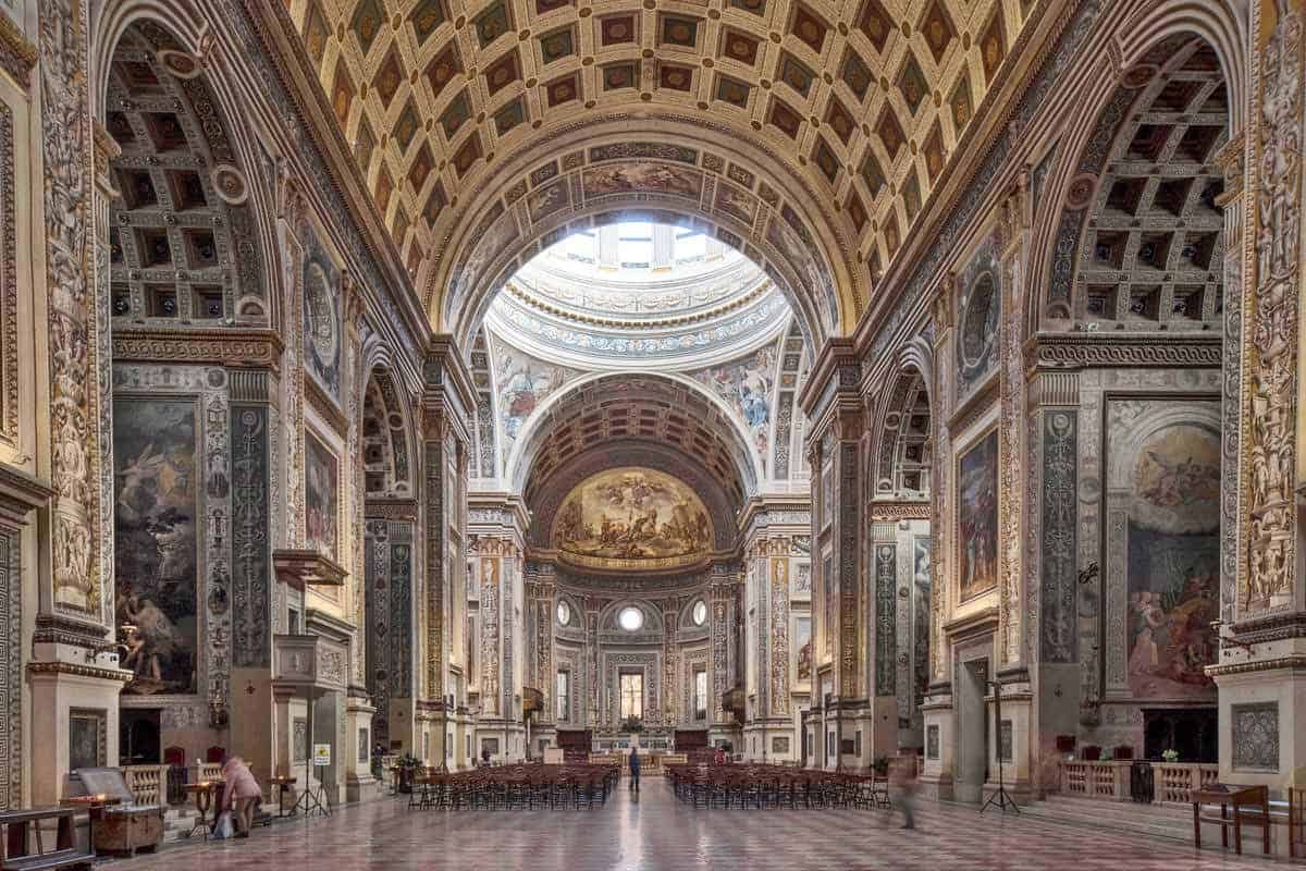 Elegante interno barocco della Basilica di San Pietro con dettagli decorativi, affreschi e architettura maestosa, simbolo di arte sacra e cultura religiosa italiana.