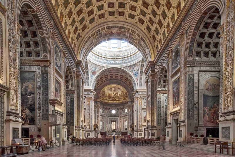 Arte Barocca: significato, caratteristiche e 5 opere a Napoli da vedere 3 Elegante interno barocco della Basilica di San Pietro con dettagli decorativi, affreschi e architettura maestosa, simbolo di arte sacra e cultura religiosa italiana.