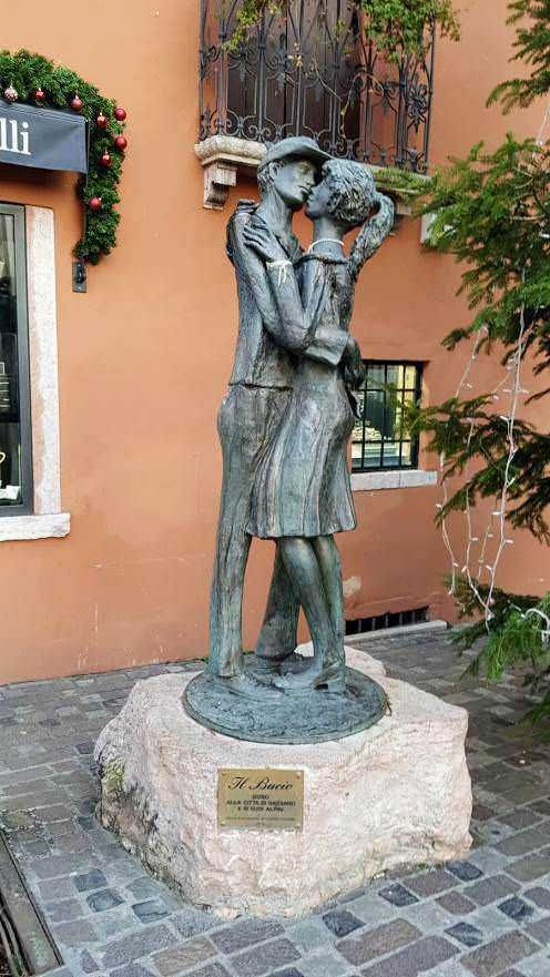 10 cose da vedere a Bassano del Grappa in un giorno: Guida 4 Statua del bacio a Bassano del Grappa