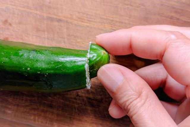 Durante il taglio del cetriolo, utilizzando un coltello affilato, si evidenzia la freschezza e la croccantezza di questa verdura salutare e ricca di nutrienti. Ricetta semplice e naturale per insalate e piatti estivi.