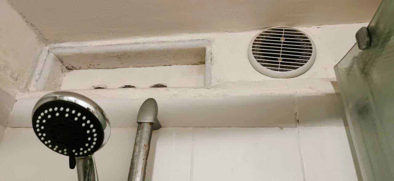 Tubo di scarico e ventola di ventilazione in bagno, dettagli di manutenzione e areazione per bagno pulito e igienico.