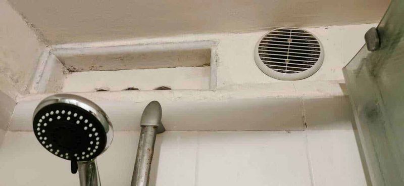 Come eliminare muffa dalla doccia 5 modi semplici 5 Tubo di scarico e ventola di ventilazione in bagno, dettagli di manutenzione e areazione per bagno pulito e igienico.