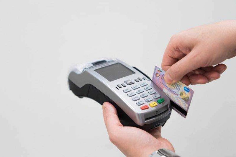 Come funziona la carta di credito 8 funzioni interessanti 2 Filenames: pagamento-terminale-pos-carta-di-credito.jpg.