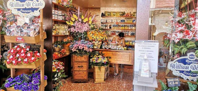 Dove andare in Abruzzo montagna estate 9 William Di Carlo, negozio di fiori e cioccolato, con assortimento di bouquet e composizioni floreali colorate, decorazioni e prodotti di alta qualità per occasioni speciali a Sulmona.