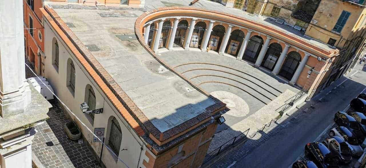 Storico anfiteatro romano nel centro di Napoli, esempio di archeologia urbana e patrimonio culturale italiano. Perfetto per appunti blog sulla storia e architettura antica.