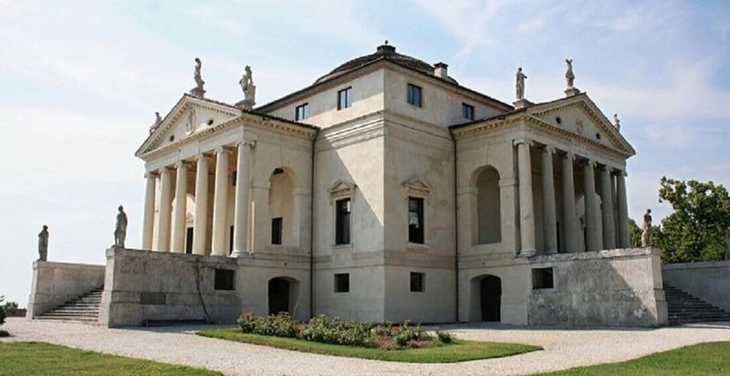 Finestra palladiana ad arco: storia, caratteristiche e origini 9 Finestra palladiana ad arco, stile classico e raffinato, con dettagli architettonici eleganti, perfetta per ambienti storici e di pregio.